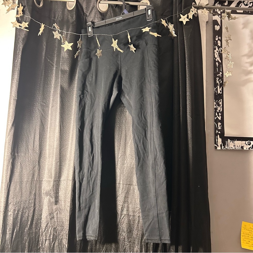 Form Fitting Black Leggings With Pockets